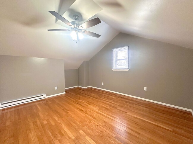 Building Photo - 3 bedroom 2 bath