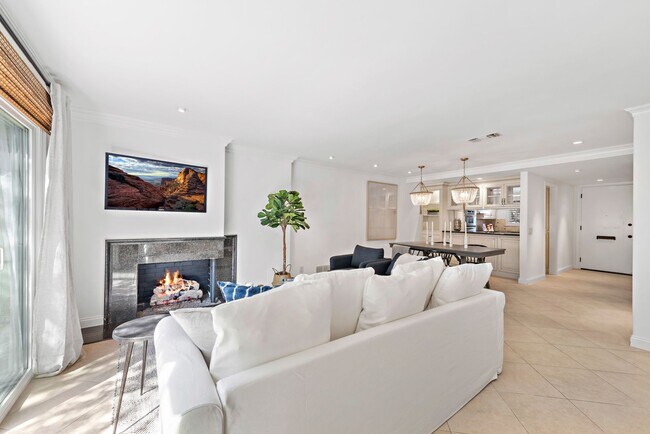 Building Photo - Newport Beach Townhome