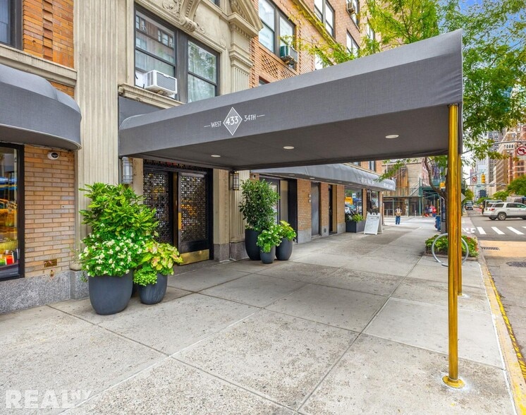 Building Photo - 433 W 34th St.