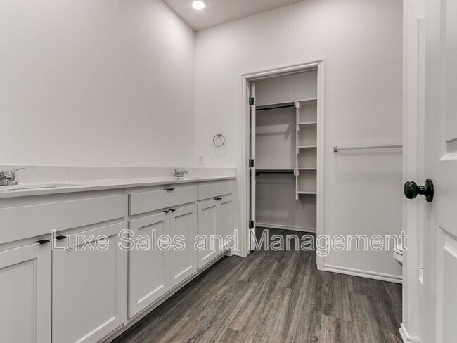 Building Photo - 10908 Oak Holw Ln