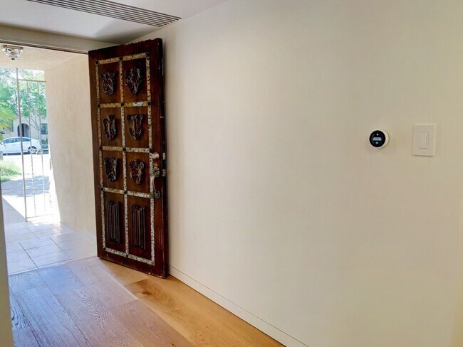 Building Photo - Charming, Remodeled 3-Bed / 3-Bath Home wi...