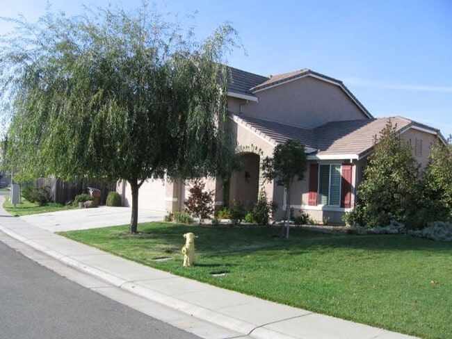 Building Photo - Lincoln 4 bedroom on quiet court.