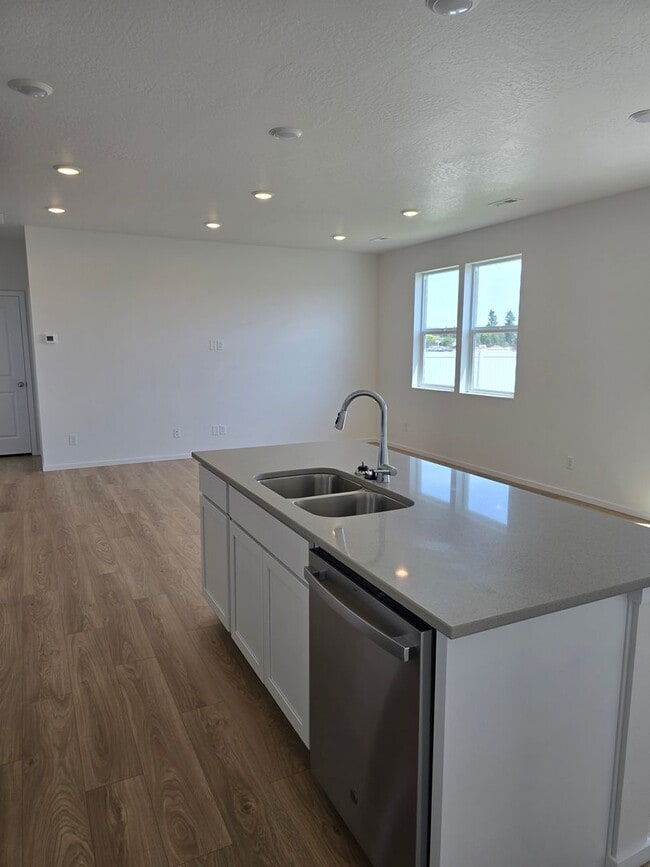 Building Photo - 5190 E Dorado Ave