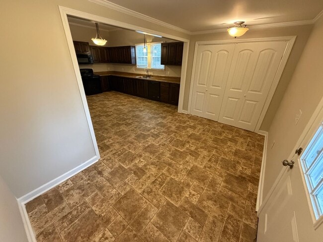 Building Photo - Inviting 2-Bedroom Home with Large Front Porch in KannapolisI’m