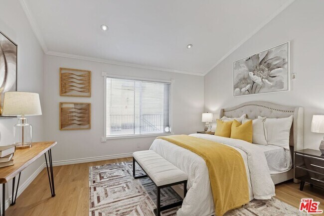 Building Photo - 620 W Hyde Park Blvd