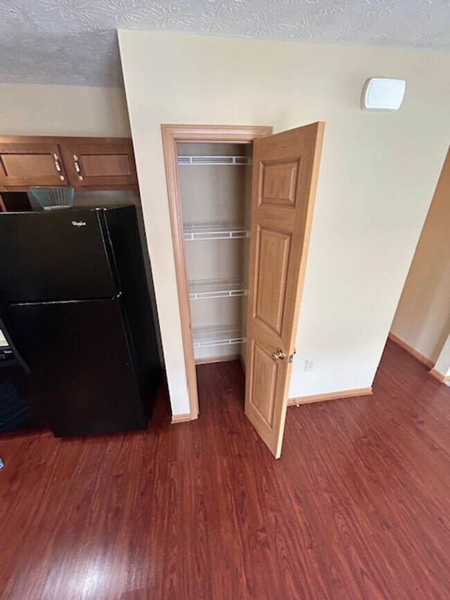 Building Photo - One Bedroom Apartment Available!