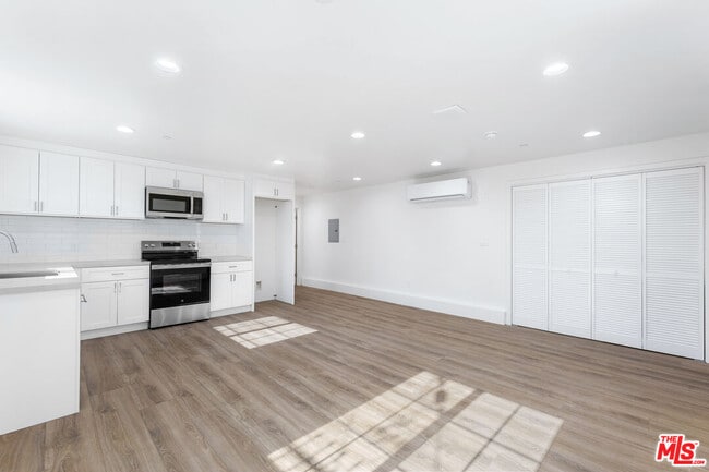 Building Photo - 498 E 52nd St