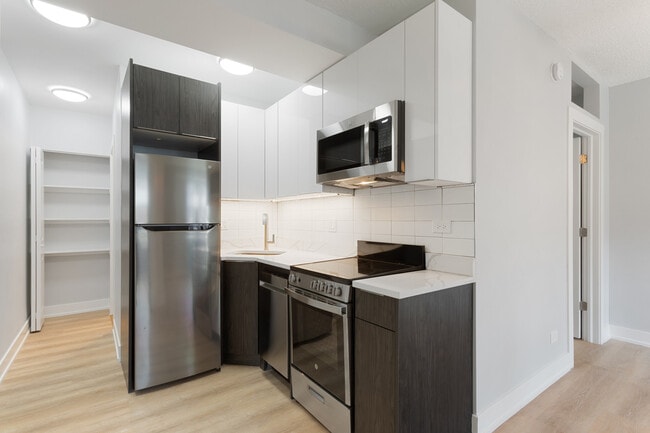 Building Photo - 6026 N Winthrop Ave