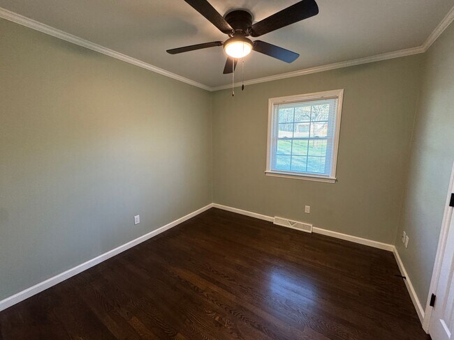 Building Photo - Move-in Ready!