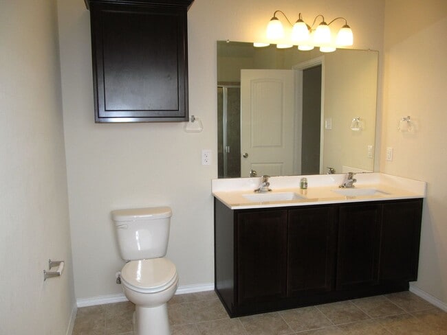 Building Photo - 3 BEDROOM NEAR STILLHOUSE HOLLOW LAKE