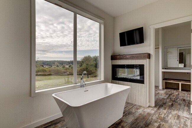 Building Photo - 3 Bed 2 Bath Pet Friendly Home
