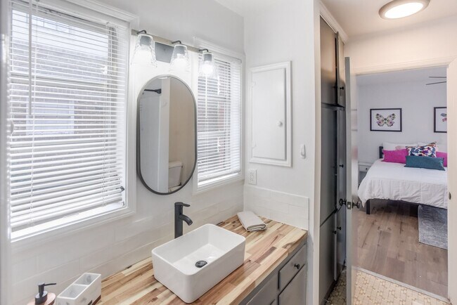 Building Photo - Charming Furnished 2BR/1BA in Midtown Savannah – Close to Everything! Unit 2