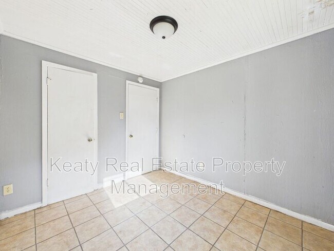 Building Photo - 704 13th St