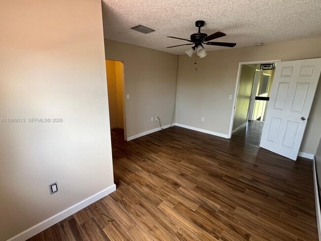 Building Photo - 271 W Park Dr