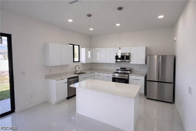 Building Photo - 2102 NW 25th Pl