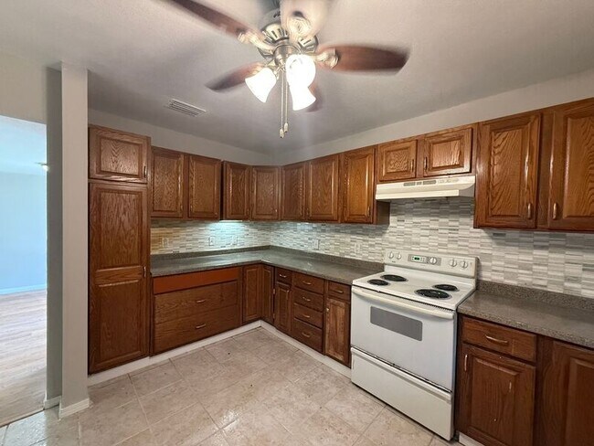 Building Photo - 609 Trout St