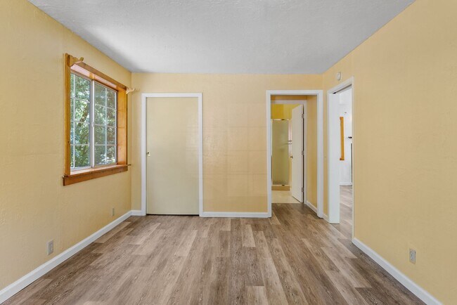 Building Photo - 475 Riverview Dr