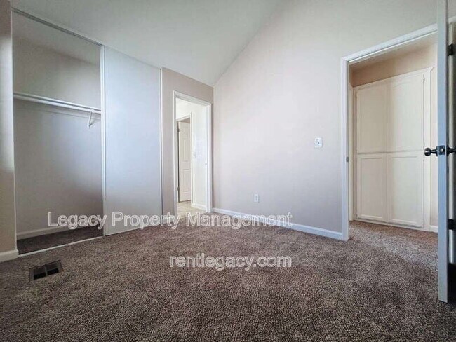 Building Photo - 232 Redstone Cir