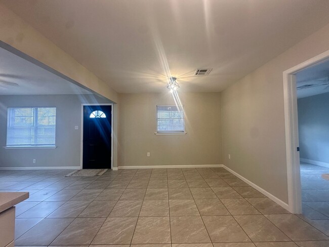 Building Photo - Remodeled 3/2 Westlake!