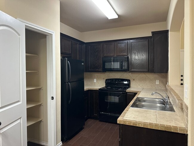 Building Photo - Townhome for rent