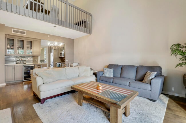 Building Photo - 1152 University Blvd