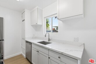 Building Photo - 4921 Coldwater Canyon Ave