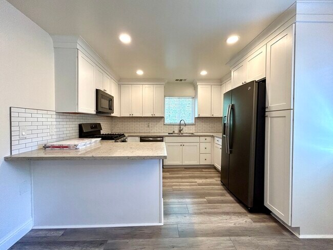 Building Photo - Beautiful Updated 2 Bedroom 2 Bathroom - C...