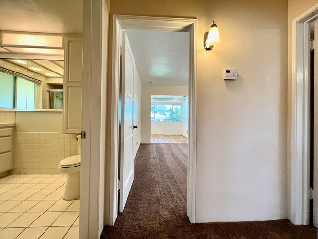 Building Photo - Large 3 Bedroom 2 Bath Home