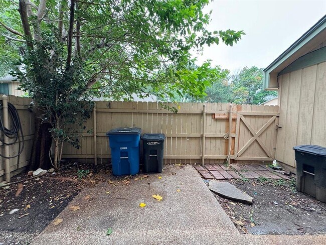 Building Photo - 9502 Quail Village Ln