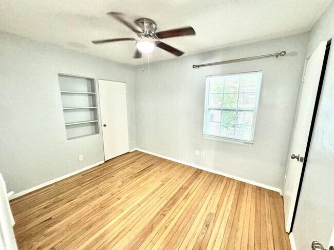 Building Photo - 115 N Hampton Ave