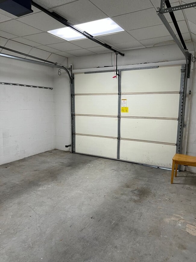 Building Photo - 2 bedroom/2.5 bath Condo Kingsport, TN