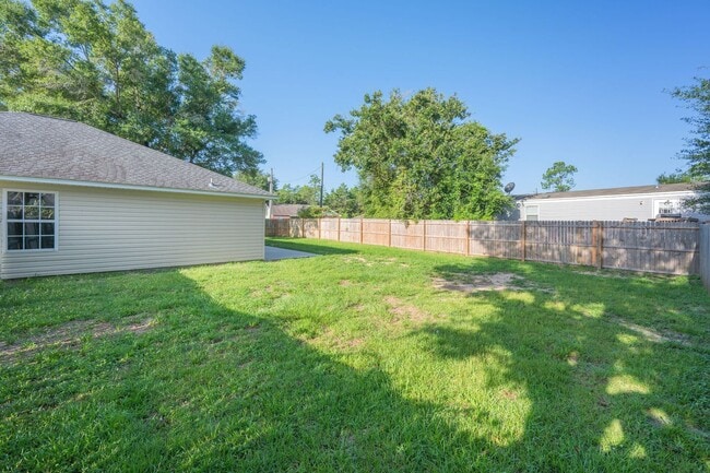 Building Photo - North Crestview Home!