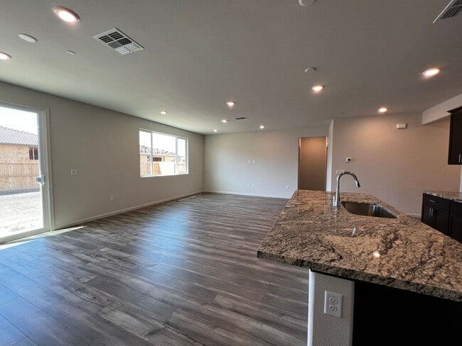Building Photo - 2035 Greenbriar Dr