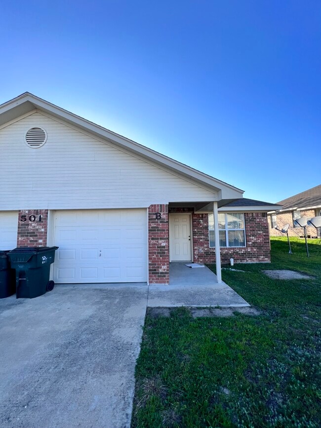 Primary Photo - 501 Manhattan Dr