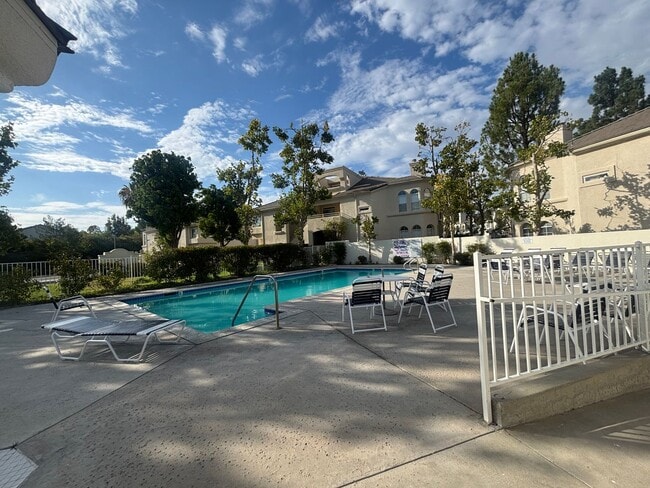 Building Photo - Beautiful 2-Bedroom Upper Corner Unit Townhome in Stevenson Ranch!