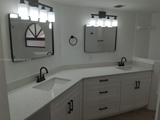 Building Photo - 15495 N Miami Lakeway