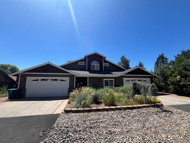 Primary Photo - Spacious 3 Bed/3.5 Bath Home with Two Prim...