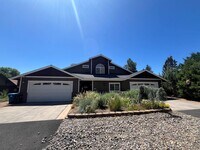 Building Photo - Spacious 3 Bed/3.5 Bath Home with Two Prim...