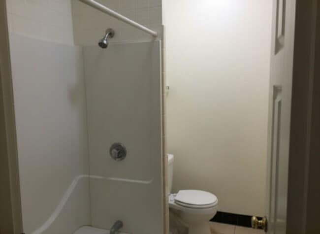 Building Photo - NO FEE - Kenmore 3 BR Apartment - 9/1