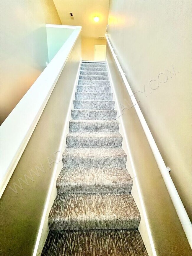 Building Photo - Beautiful and Spacious Olathe West Townhome-Available NOW!!