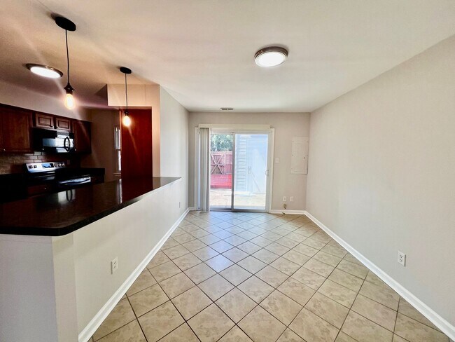 Building Photo - Gorgeous townhouse in the heart of Virgini...