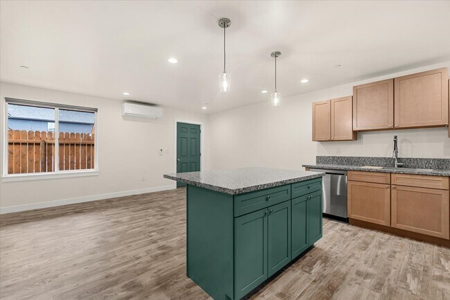 Building Photo - 750 7th St