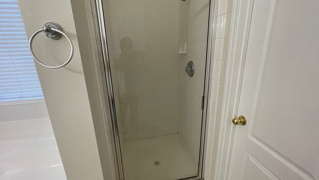 Building Photo - Beautiful single story home with community pool off Harmon