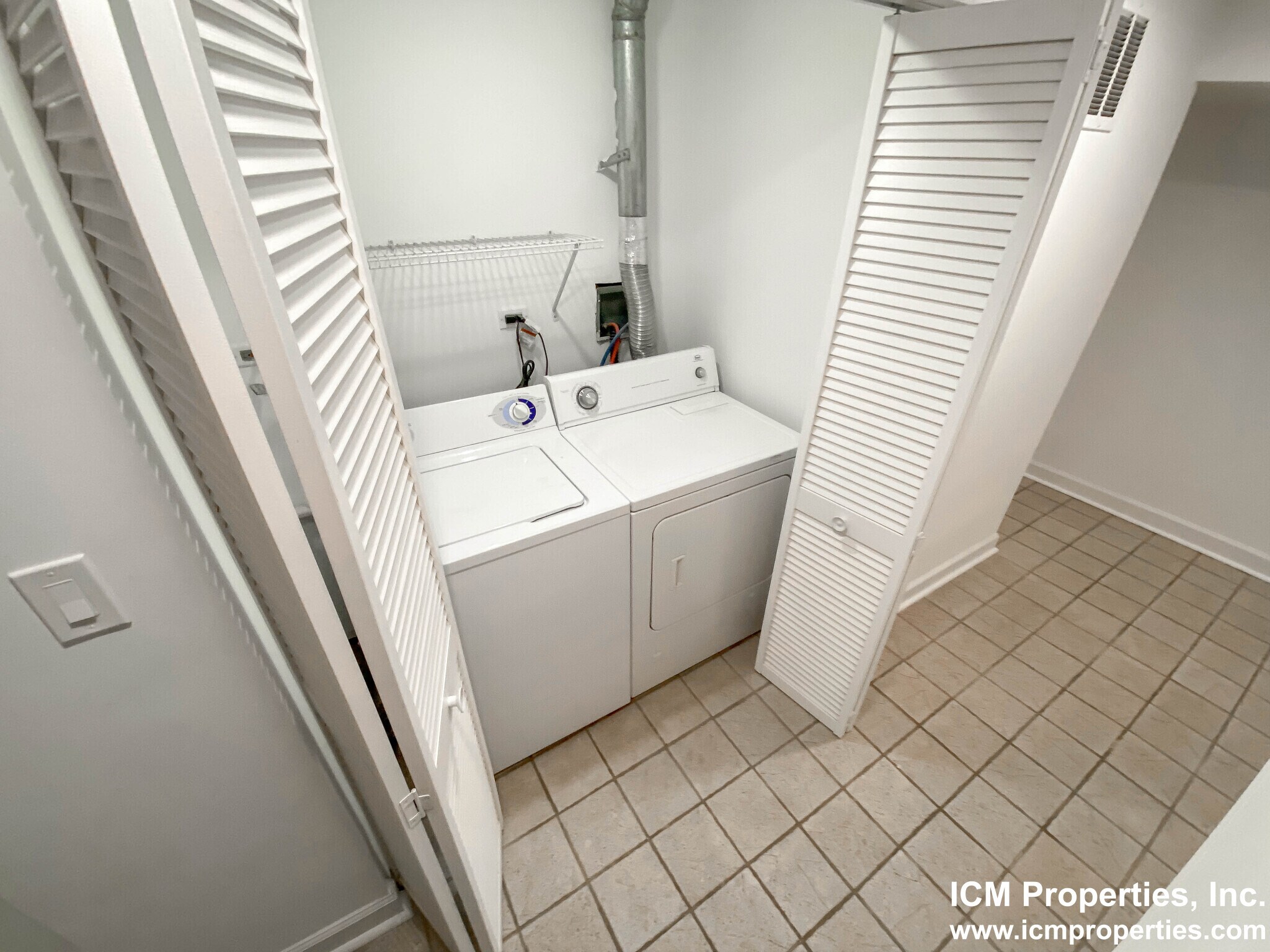 Building Photo - 2452 N Southport Ave