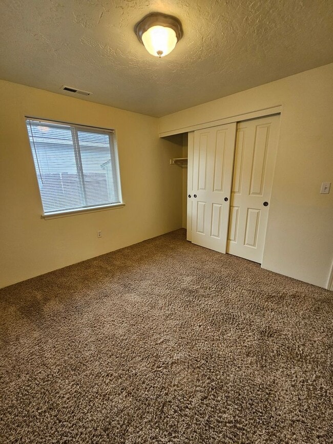 Building Photo - Lovely Central Point Home in Convenient Location