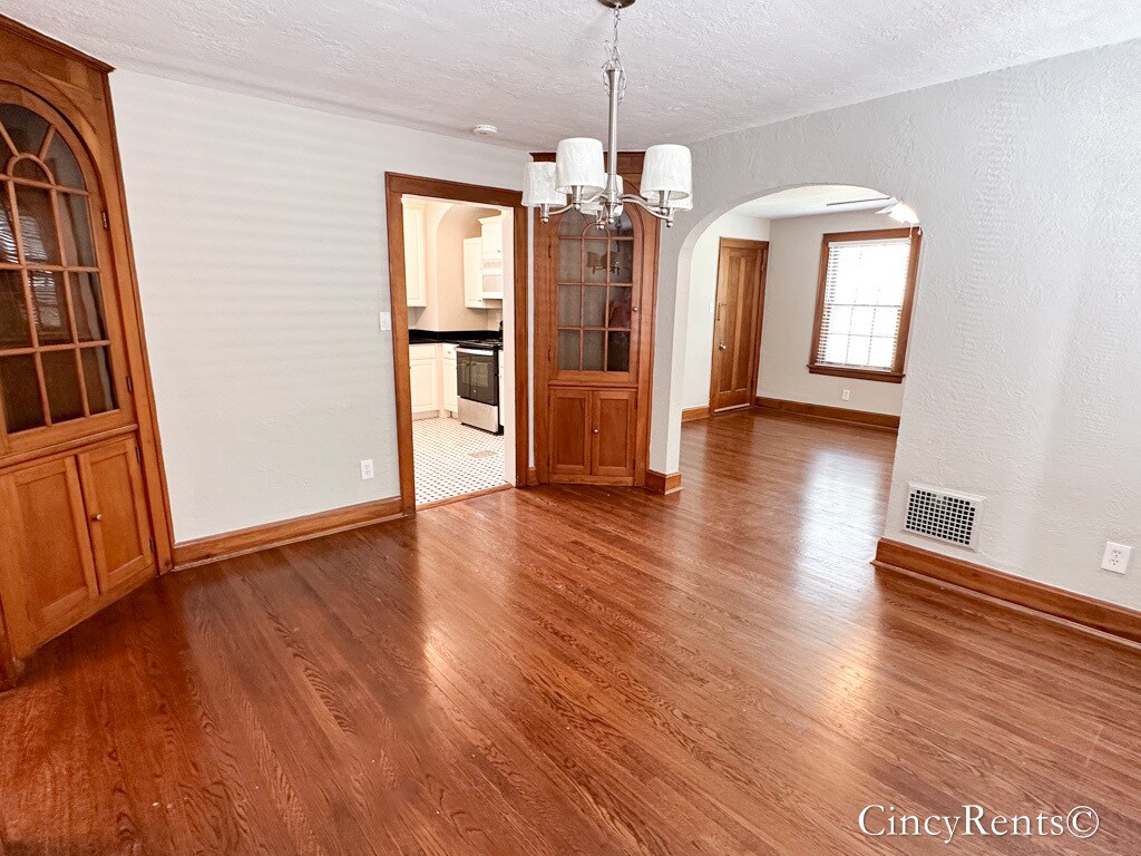 Building Photo - 3434 Ault View Ave