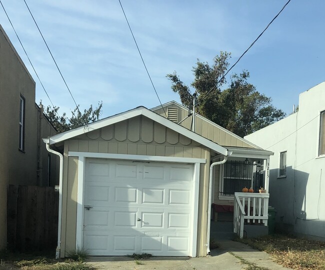 Garage small front yard - 3215 Star Ave