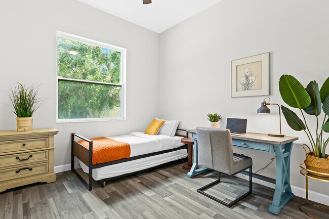 Building Photo - 2420 Valentine St