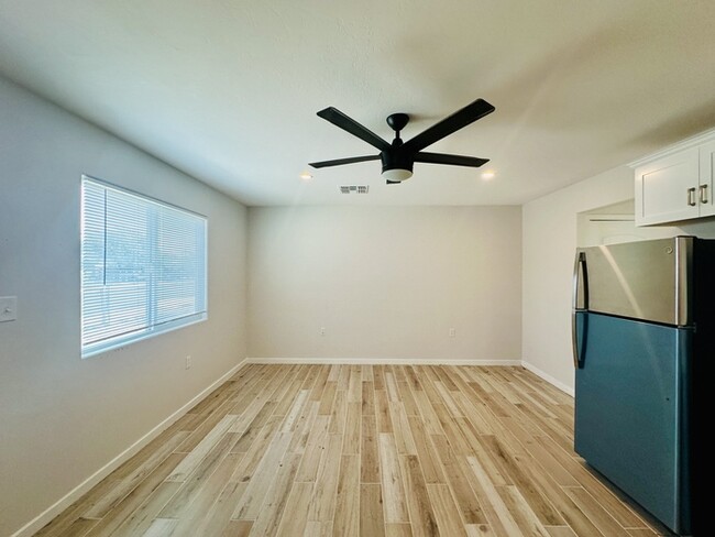 Building Photo - $500 OFF New Year Special! 2 Bedroom + 2 B...