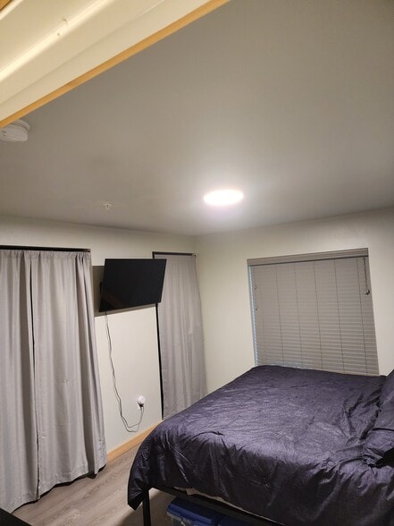 Master Bedroom - 280 E Lorene St